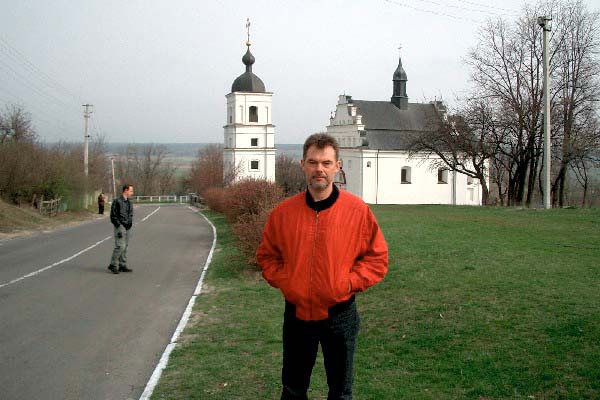 На переднем плане Величко Александр Иванович, на заднем плане церковь в селе Суботове