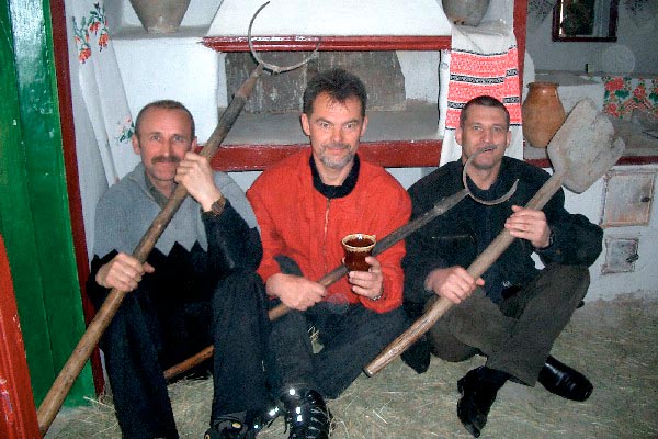 В украинской хате. Слева на право пилоты: Яковлев, Величко, Прокоп