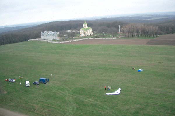 Летная площадка. На заднем плане: Святотроицкий Мотронинский монастырь