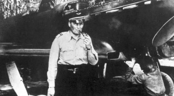 Анри Фуко у своей боевой машины, осень 1943 года