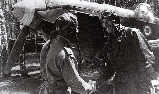 Капитан Альбер Литтольф получает поздравление с победой от Гвардии Капитана С. А. Сибирина из 18-го ГвИАП, 1943 год.