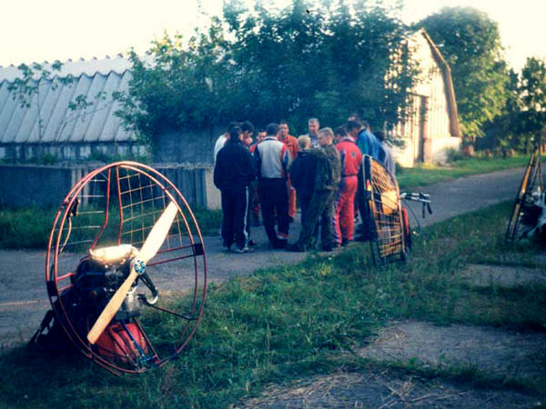 Днепропетровск Август 2004. Ребята готовятся лететь по маршруту.
