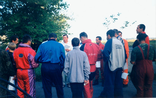 Днепропетровск Август 2004. Зайцев объясняет задачу упражнения.