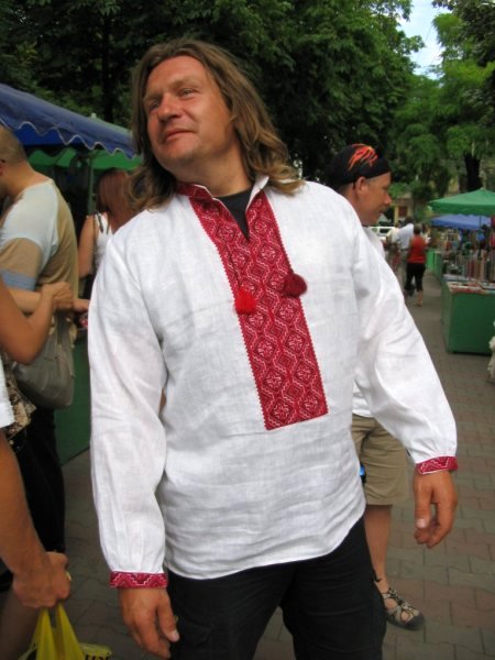 Одесса 2007. Яцык меряет вышиванку