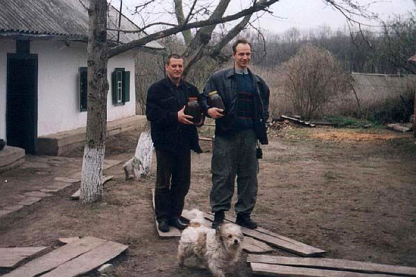 Чигирин 2004. Торжественный вынос казацкого напитка 